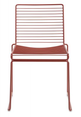 Roter Hee Dining Chair Stuhl von Hay, minimalistischer Design Stuhl aus pulverbeschichtetem Metall.